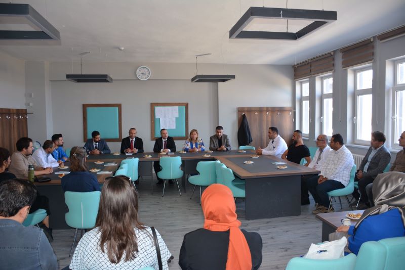 Kaymakamımız Yücel Erdem, Edremit Anadolu Lisesini Ziyaret Etti